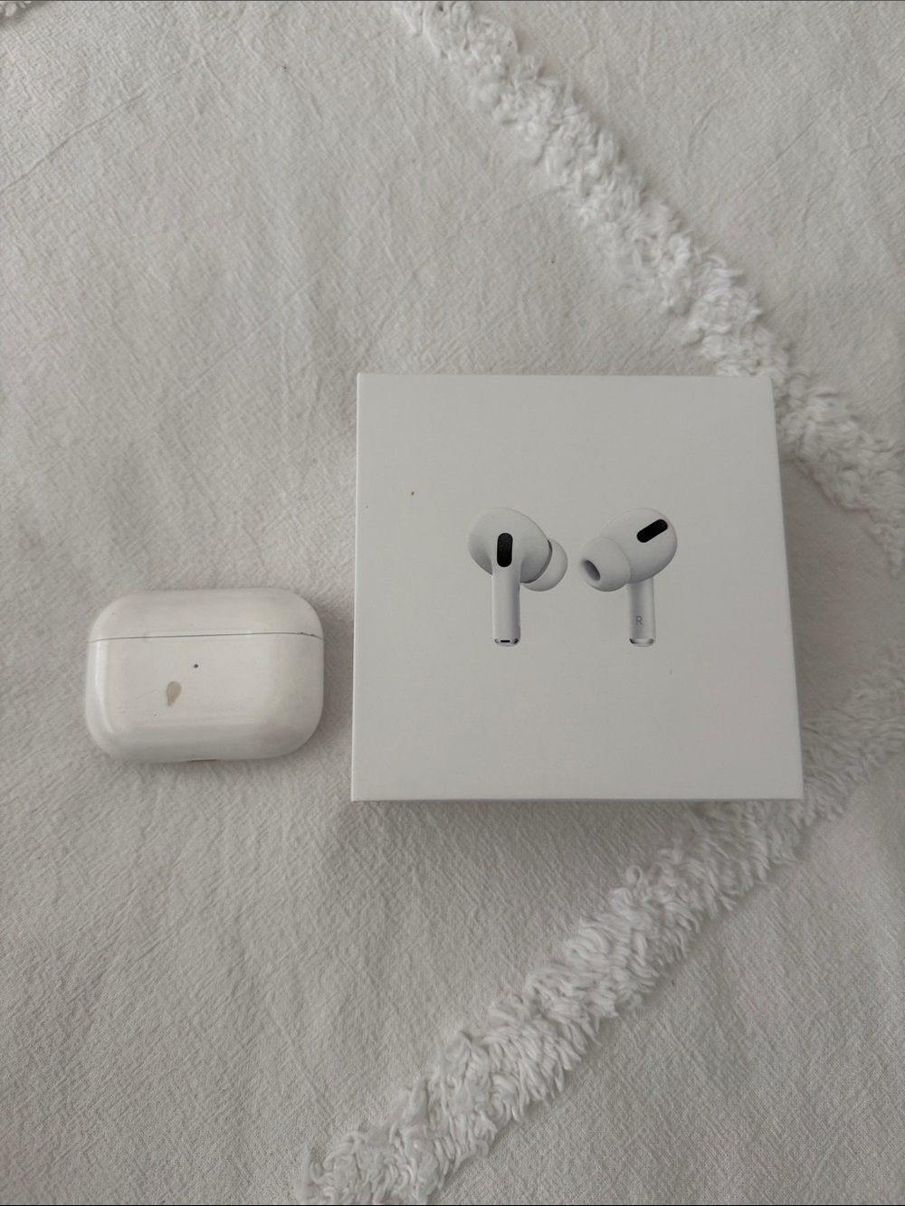 Apple White AirPods Pro with Charging Case